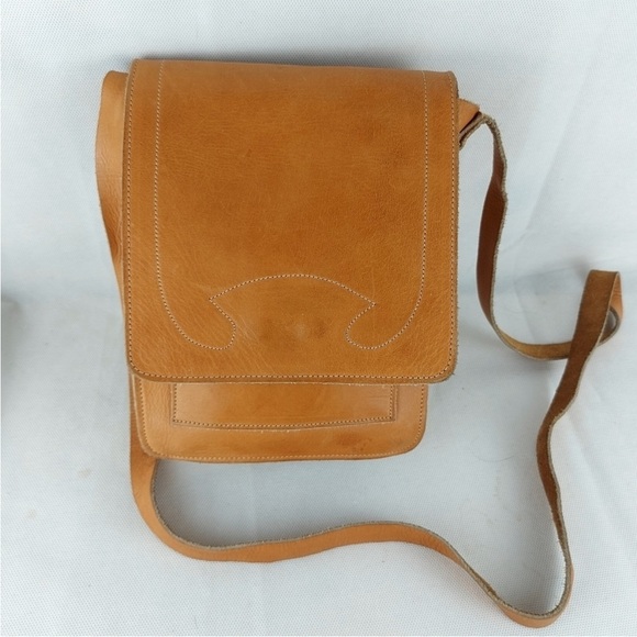 Vintage Handbags - Vintage Tan Leather Crossbody Bag with Flap Closure
